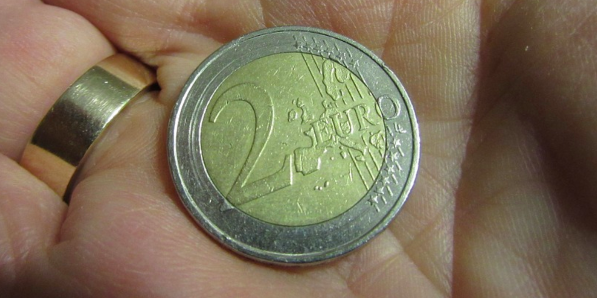 Une pièce de deux euros.