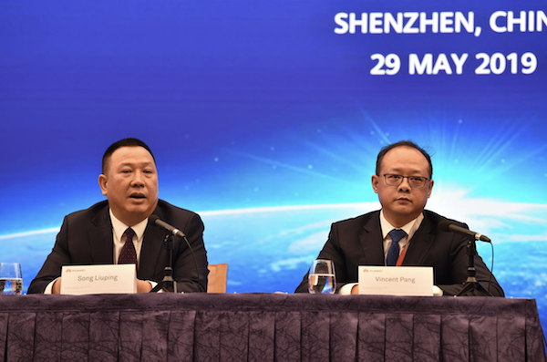 Les cadres de Huawei donnant une conférence de presse au sujet de la plainte